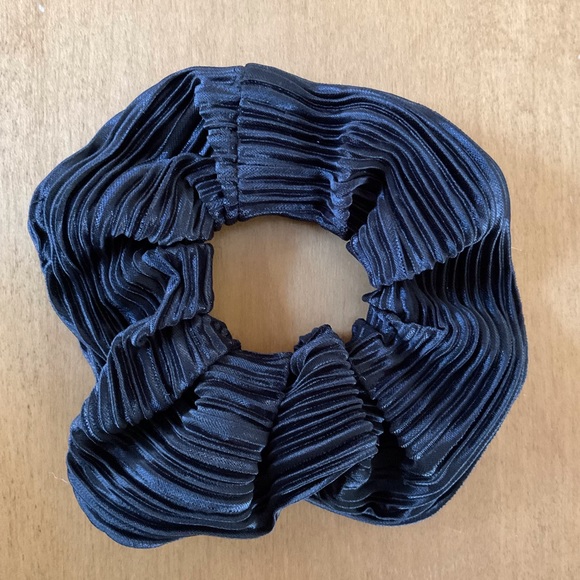 ❗️SOLD❗️Scrunchie Set of 3 - Picture 3 of 5